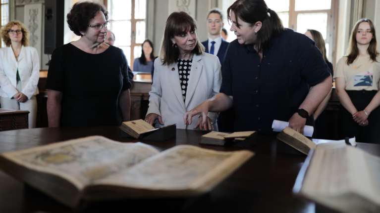 K. Σακελλαροπούλου: Η συγκινητική ανάρτηση για τους Λιθουανούς φοιτητές που απήγγειλαν Καβάφη