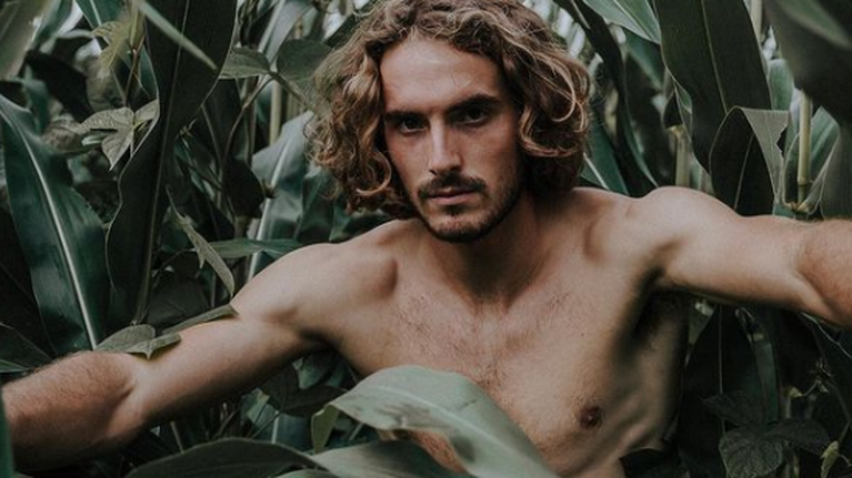 Ο Τσιτσιπάς ημίγυμνος στις Αζόρες: &quot;Η σιωπή και η μοναξιά μπορούν επίσης να οδηγήσουν σε πρόοδο&quot;