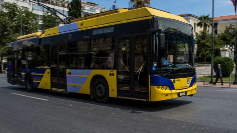 Η οδύσσεια ενός οδηγού τρόλεϊ με συμπτώματα κορονοϊού - Τι καταγγέλλει