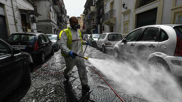 Αύξηση κρουσμάτων, μείωση νεκρών στην Ιταλία - Όλο και λιγότερες εισαγωγές σε ΜΕΘ