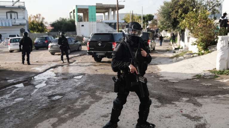 Ζεφύρι: Τρεις συλλήψεις για άσκοπους πυροβολισμούς - Ο ένας με πιστόλι που είχε κλαπεί από αστυνομικό