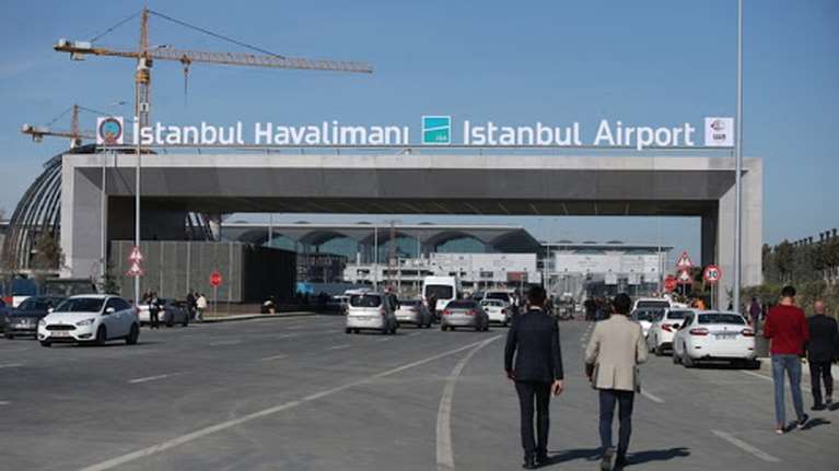 Υπό περιορισμό 1.500 που είχαν εγκλωβιστεί για μέρες στο αεροδρόμιο της Κωνσταντινούπολης