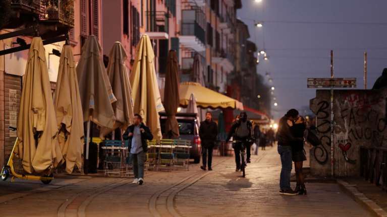 Κοροναϊός: Viral το παθιασμένο φιλί του ζευγαριού στο έρημο Μιλάνο