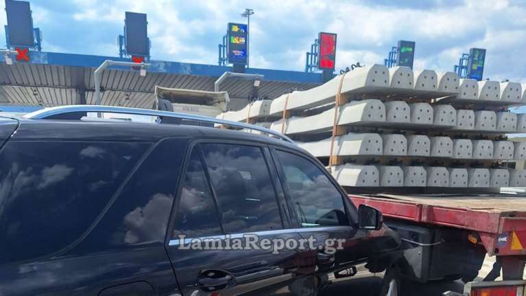 Φθιώτιδα: Νέο τροχαίο στα διόδια - Αναποφάσιστη οδηγός για το πού θα πλήρωνε  τράκαρε με νταλίκα