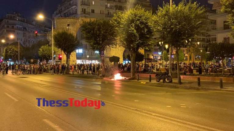 ΔΕΘ: Φωτιές από αντιεξουσιαστές στην Καμάρα - Σε εξέλιξη οι κινητοποιήσεις - Kλειστό το κέντρο της Θεσσαλονίκης [εικόνες, βίντεο]