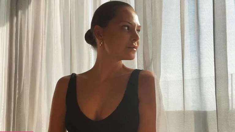 Υβόννη Μπόσνιακ: Ο αψεγάδιαστος τρόπος που φόρεσε μία λευκή παντελόνα στο νησί