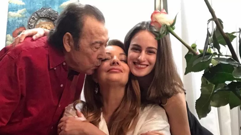 Άντζελα Γκερέκου: Το κλασικό σπίτι που στέγασε τον έρωτά της με τον Τόλη Βοσκόπουλο [εικόνες]