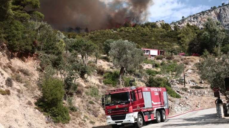 Φωτιά στον Μαραθώνα: Υπό μερικό έλεγχο η πυρκαγιά κοντά στο κωπηλατοδρόμιο