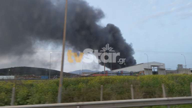 Αυλίδα: Φωτιά σε αποθήκες πλαστικών και χαρτικών - Μήνυμα από το 112 - "Παραμείνετε σε εσωτερικούς χώρους"