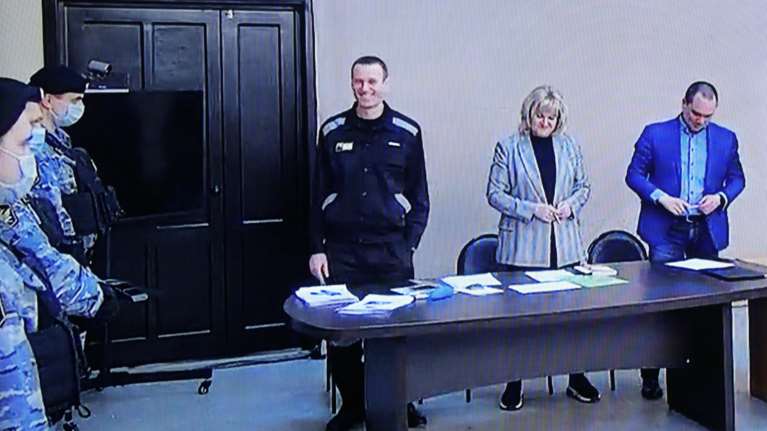 Ναβάλνι: 9 χρόνια φυλακή για απάτη ο μεγάλος πολιτικός εχθρός του Πούτιν - &quot;Εγκληματίες πολέμου&quot; η απάντησή του