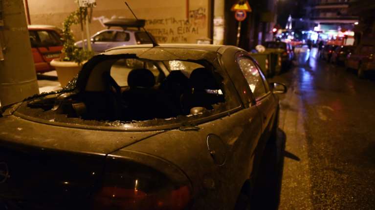 Μπαράζ εμπρησμών το βράδυ στην Αθήνα: Έκαψαν 3 ΑΤΜ και 12 αυτοκίνητα εταιρειών και σούπερ μάρκετ