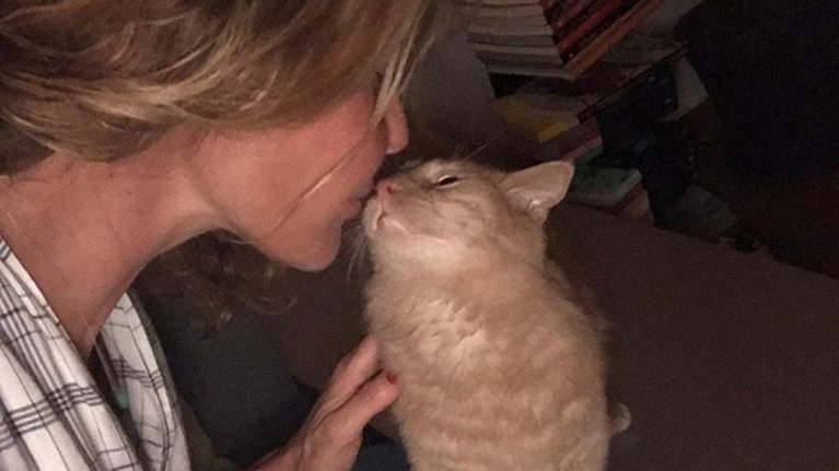 Τζένη Μπαλατσινού: Kαι με τον σκύλο και με τη γάτα - Το απίστευτο χουχούλιασμα σε δύο φωτογραφίες