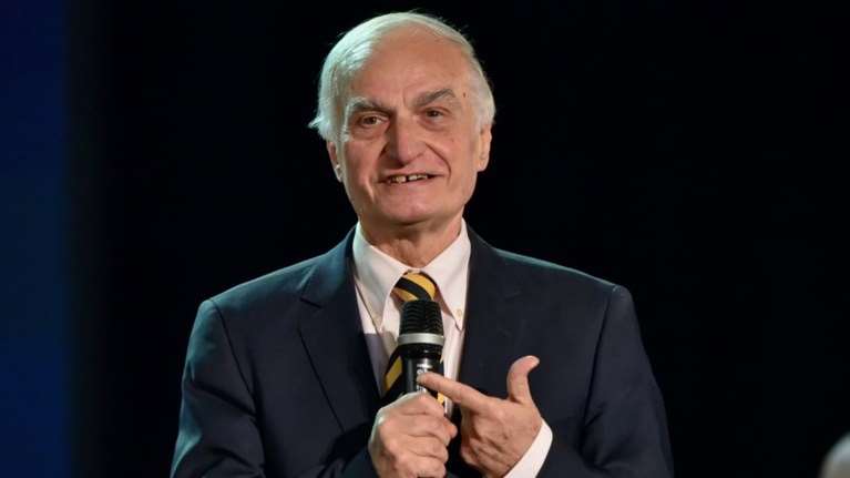 Μανώλης Μαυρομάτης: &quot;Έχουμε δρόμο ακόμη&quot;, λέει ο γιος του για τον αθλητικογράφο που αποσωληνώθηκε