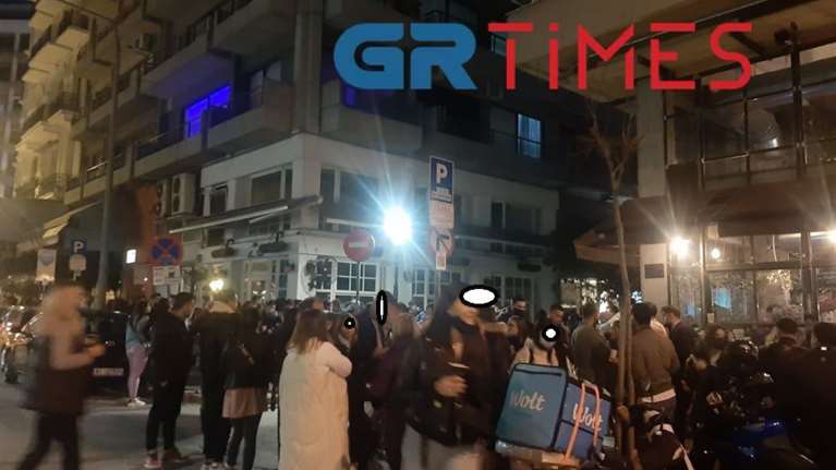 Θεσσαλονίκη: Επικίνδυνες εικόνες συνωστισμού έξω από καφέ και μπαρ  - Συστάσεις της αστυνομίας [βίντεο]