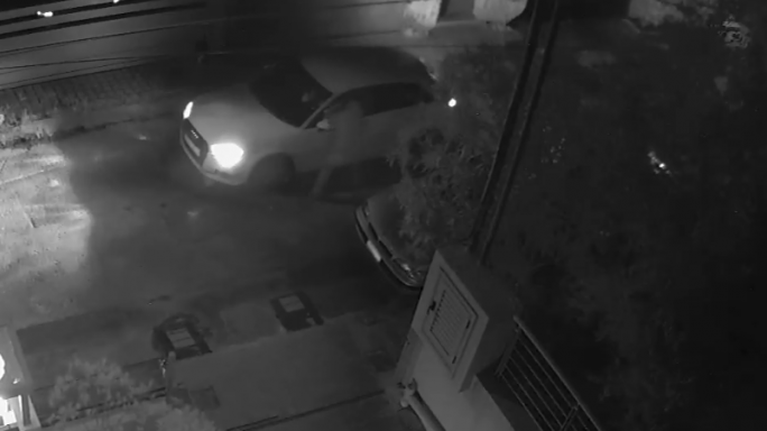 Καρέ καρέ η απόπειρα δολοφονίας στον Στέφανο Χίο - Ο ένοπλος σκύβει και πυροβολεί