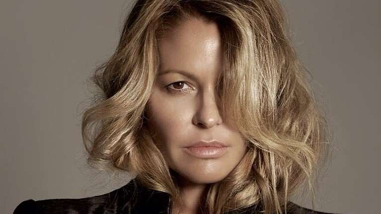 Διαφορετικό άρωμα στις αναρτήσεις της Τζένης Μπαλατσινού: Επιστήμη, τέχνη και οικογένεια