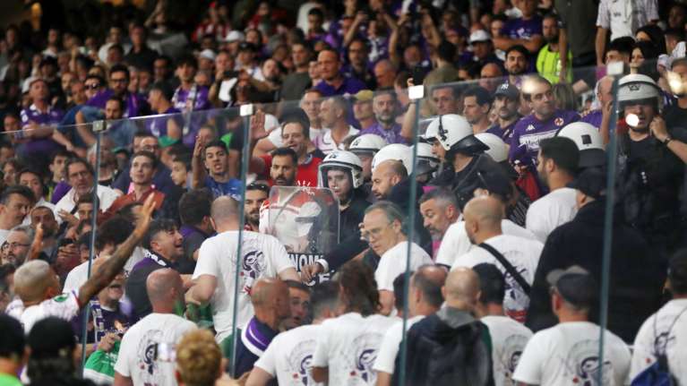 Ολυμπιακός - Φιορεντίνα: Οπαδός των "βιόλα" υπέστη καρδιακό επεισόδιο μέσα στην Οpap Arena - Χρειάστηκε απινιδωτή