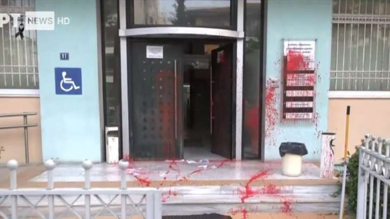 Θεσσαλονίκη: Επίθεση με μπογιές στη διεύθυνση Αλλοδαπών και Μετανάστευσης για το ναυάγιο στην Πύλο