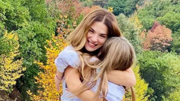 Η πανέμορφη κόρη της Βάσως Λασκαράκη μάς λέει την πιο γλυκιά καλημέρα από τον καταπράσινο κήπο του σπιτιού τους
