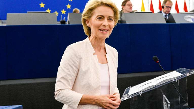 Ούρσουλα φον ντερ Λάιεν: Ικανοποίηση για το ελληνικό σχέδιο ανάκαμψης