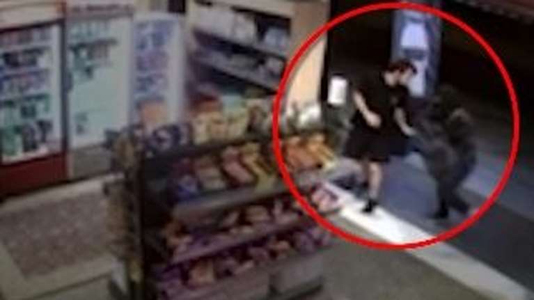 Θεσσαλονίκη: Λήστεψαν για δέκατη τρίτη φορά περίπτερο - "Είμαστε για  Γκίνες", λέει ο ιδιοκτήτης - Βίντεο ντοκουμέντο