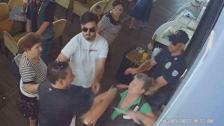 Απίστευτο θράσος στην Καβάλα: Νταής χαστούκισε σερβιτόρα επειδή άργησε η... παραγγελία  [βίντεο]
