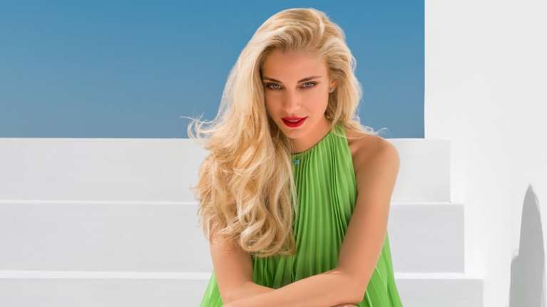 H Δούκισσα Νομικού φόρεσε τα παπούτσια που ταιριάζουν τέλεια με όλα τα καλοκαιρινά φορέματα