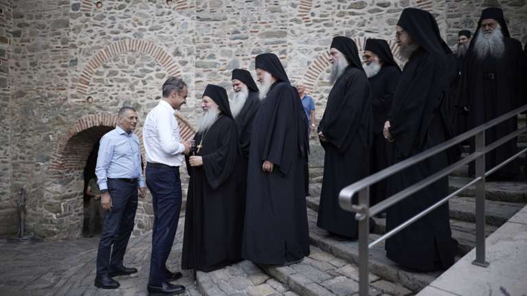 Αγιο Όρος:  Επίσημη υποδοχή Μητσοτάκη από τη μοναστική αδελφότητα - Στη λειτουργία με τον γιο του