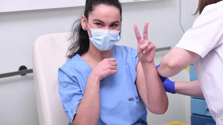 Κορονοϊός: Με χαμόγελα και χειροκροτήματα ξεκίνησαν οι πρώτοι εμβολιασμοί των υγειονομικών [Εικόνες]