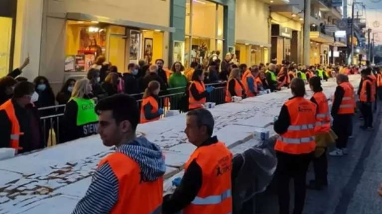 Τεράστια βασιλόπιτα στο Περιστέρι: 7 τόνοι βάρος, 200 φλουριά και 50.000 κομμάτια