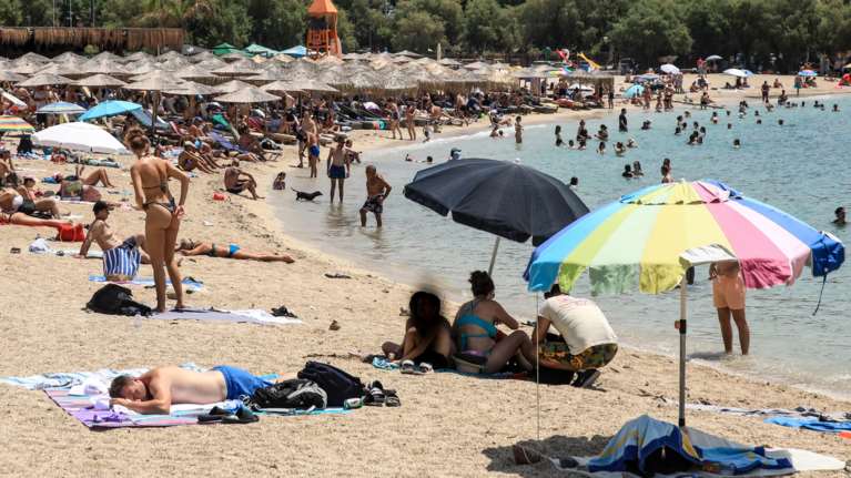 Η μεγάλη ... έξοδος των Αθηναίων: Ασφυκτικά γεμάτες οι παραλίες της Αττικής [εικόνες]