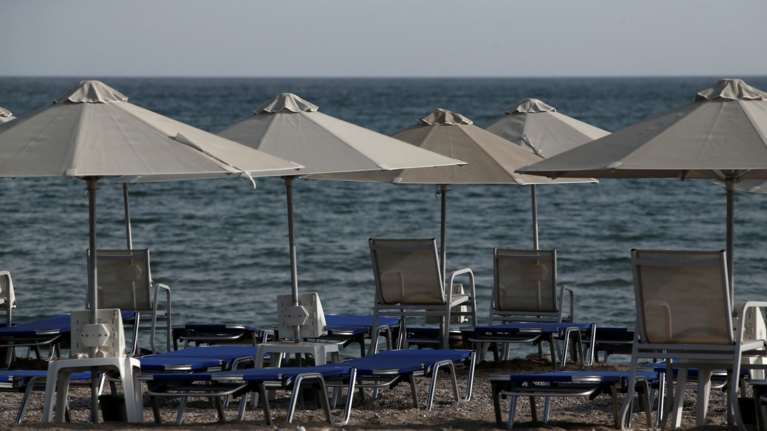 Καλοκαιρινές διακοπές: Σωτήρια η μια δόση της Johnson για τους νεαρούς Βρετανούς - &quot;Ένα τρύπημα και...πηγαίνετε Ίμπίζα&quot;