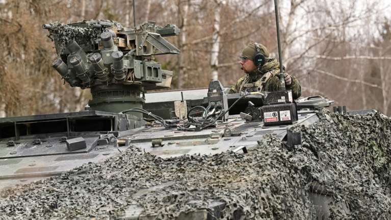 Εξοπλίζεται η Ουκρανία: Μετά τους πυραύλους από ΗΠΑ και Βρετανία πήρε τεθωρακισμένα από τη Γερμανία- Παρέδωσε δύο F-16 η Ολλανδία