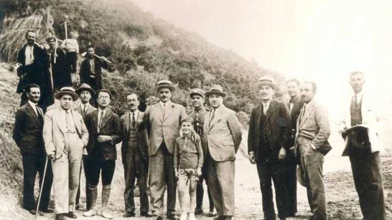 Τα Γιάννενα του Μίκη Θεοδωράκη: Στα 7 του χρόνια στα Ζαγόρια - Η φωτογραφία του 1932