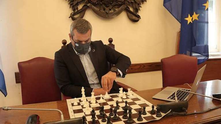 Ελληνας βουλευτής του ΣΥΡΙΖΑ πρωταθλητής στο τουρνουά Σκάκι των ευρωπαίων πολιτικών [Εικόνες]