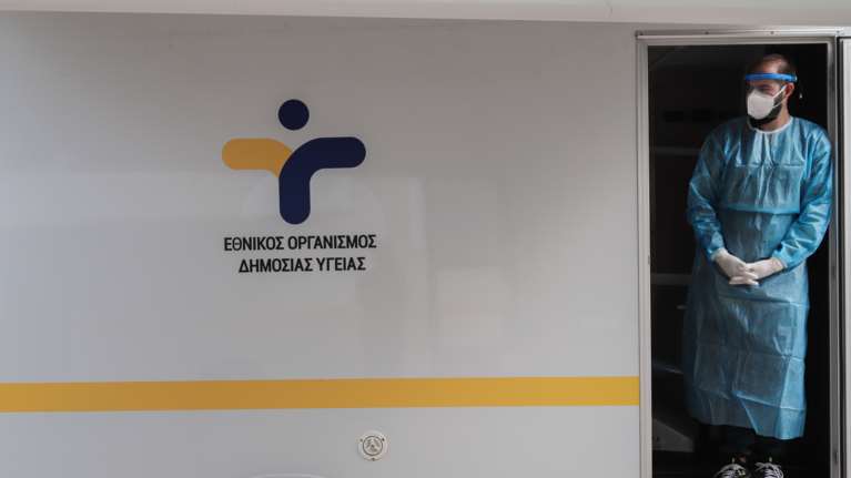 ΕΟΔΥ: 6 θάνατοι από κορονοϊό, 8 διασωληνωμένοι - Αύξηση και στις εισαγωγές - Ένα σοβαρό κρούσμα γρίπης