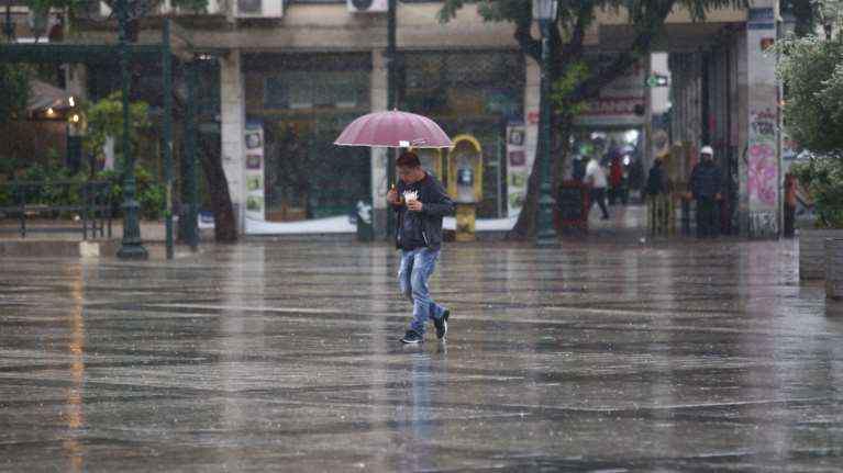 Επιμένει η κακοκαιρία: Κρύο, βροχές και τοπικές καταιγίδες