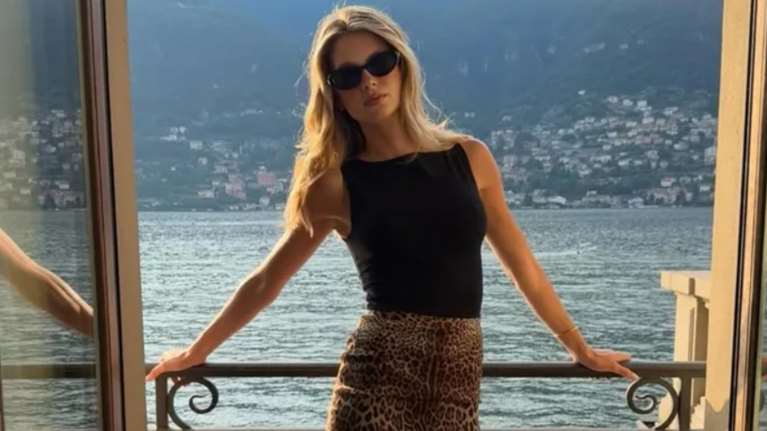 Η Αμαλία Κωστοπούλου φόρεσε τα καφέ μποτάκια που θα βλέπουμε παντού το 2025