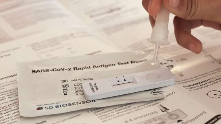 Κορονοϊός: Υποχρεωτικό το self – test από Δευτέρα για εργαζόμενους στο λιανεμπόριο, στα ΜΜΜ, στα δικαστήρια και τα delivery