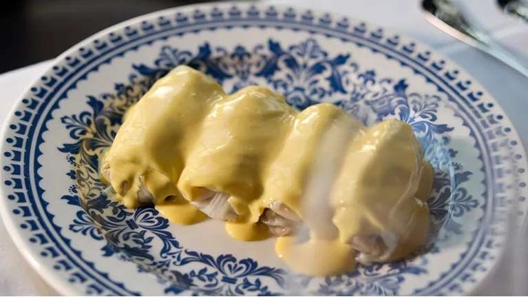 Οι λαχανοντολμάδες είναι πιάτο-φετίχ στα καλύτερα εστιατόρια της Αθήνας