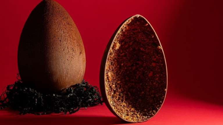 Το αρμενοβίλ, το φουντουκοβουτυράτο, το τηγανητό: Τα πιο πρωτότυπα πασχαλινά αβγά της Αθήνας και πού θα τα βρεις