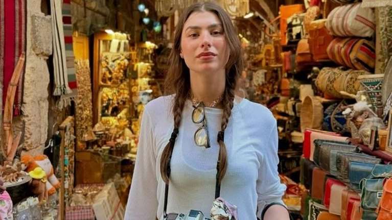 Η Χρύσα Μιχαλοπούλου ποζάρει χαρούμενη και χαλαρή στην παραλία: Το άκρως κολακευτικό μαγιό