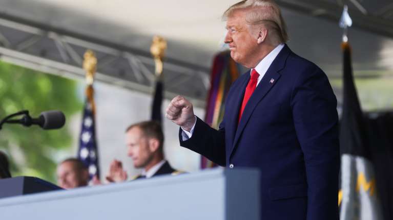 Τραβάει το σχοινί ο Τραμπ: Απειλεί την Ευρωπαϊκή Ένωση με επιπλέον δασμούς σε προϊόντα