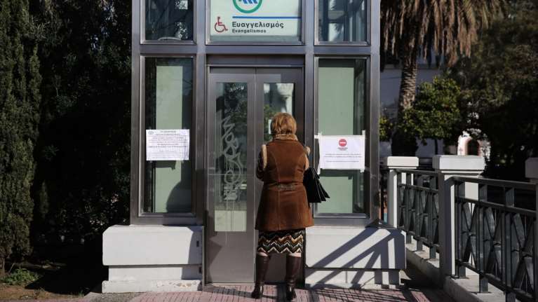 Απεγκλωβίστηκε άνδρας που έπεσε στις ράγες του μετρό στον σταθμό Ευαγγελισμός - Η κυκλοφορία των συρμών αποκαταστάθηκε