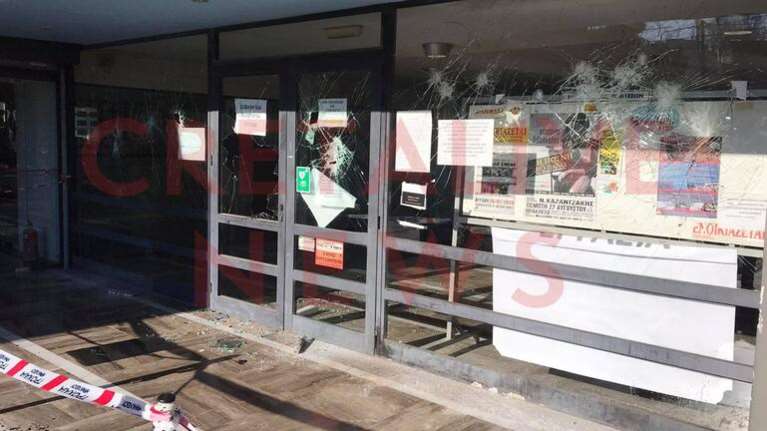 Ηράκλειο Κρήτης: Έκαναν &quot;γυαλιά καρφιά&quot; την είσοδο της Εφορίας