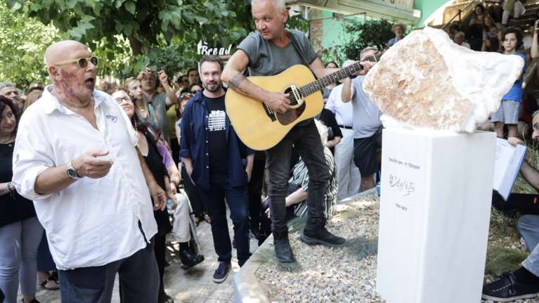 Μια μίνι-συναυλία στα αποκαλυπτήρια του αγάλματος της Αρλέτας στα Εξάρχεια