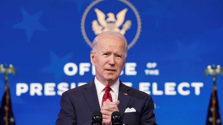 Μπάιντεν: Οι ΗΠΑ δεν θα έχουν επαρκείς δόσεις εμβολίου μέχρι το τέλος του καλοκαιριού