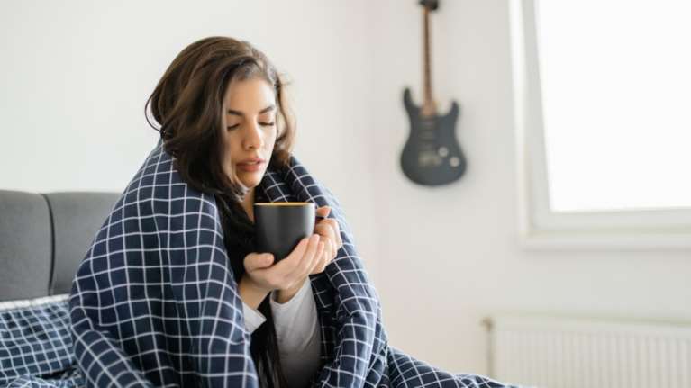 Είμαστε με κρυολόγημα στο κρεβάτι; Να τι ΔΕΝ πρέπει να κάνουμε