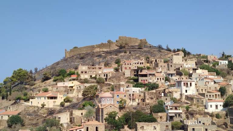 ΥΠΠΟ για τη φωτιά στη Χίο: Μικρής έκτασης φθορές στο βυζαντινό ναό του Αγίου Γεωργίου και στο Κάστρο της Βολισσού