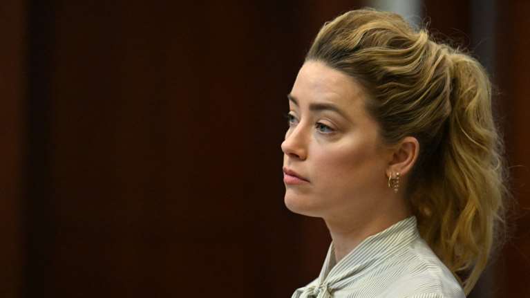 Όταν η Άμπερ Χερντ ξέχασε την κάμερα στο δικαστήριο και έδειξε την πραγματική της εικόνα: Η αποκάλυψη των τουιτεράδων που έγινε viral